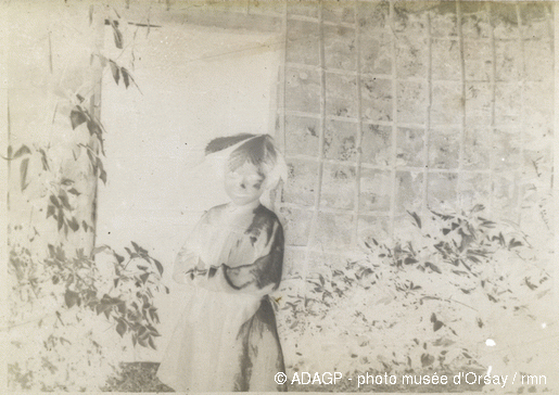 File:Ne petite fille couronnée d'une feuille de marronnier.gif