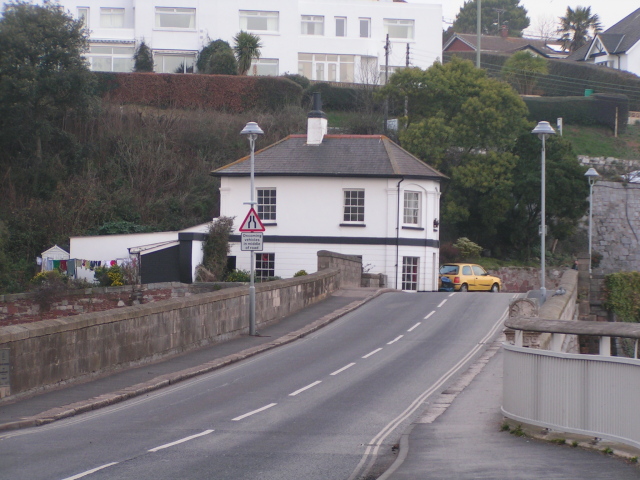 File:Old toll house on the bridge crossing the river Teign - geograph.org.uk - 1105455.jpg