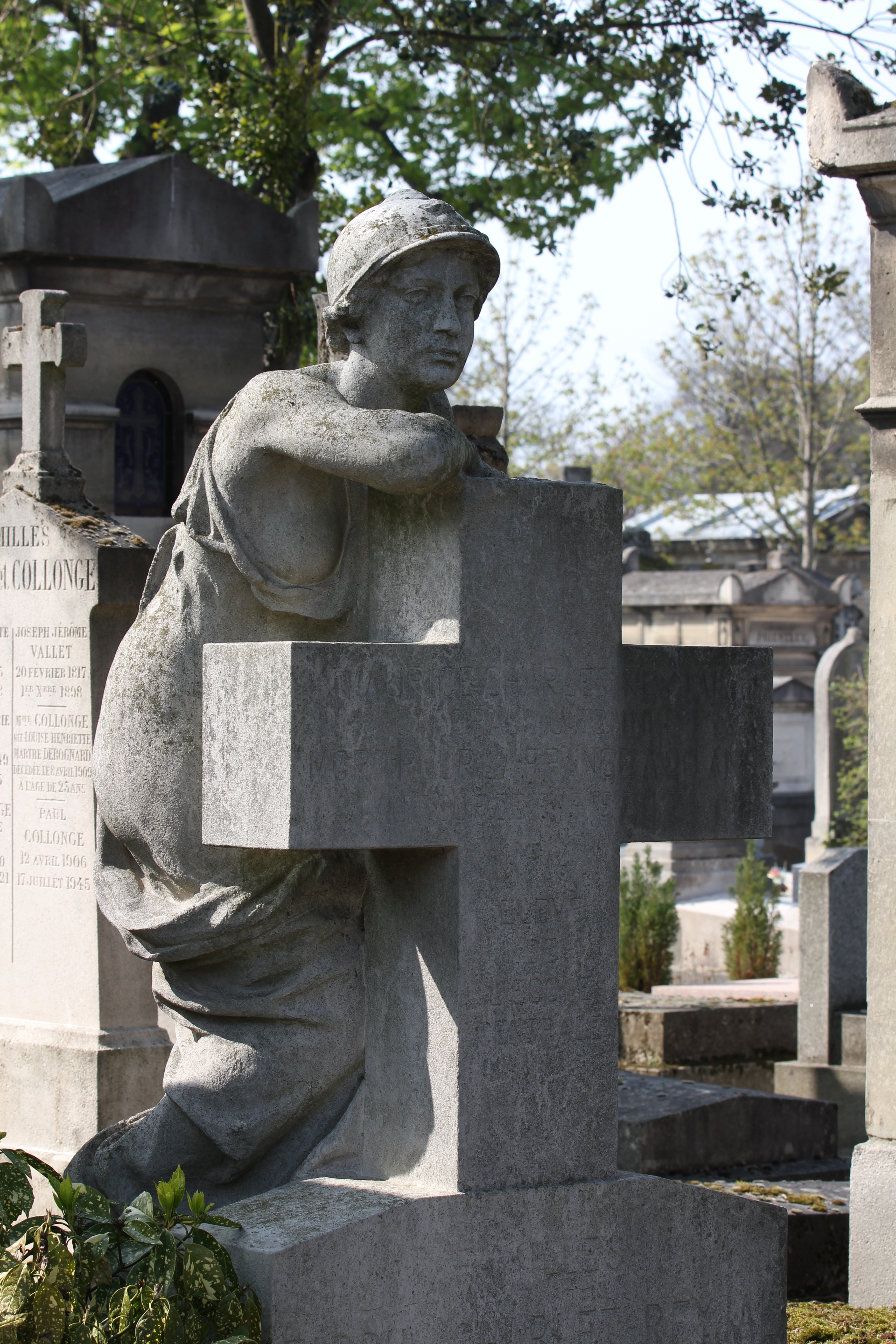 Posterity motif in front of File:Père-Lachaise - Division 44 - Charlet-Reyjal 01.jpg - Wikimedia Commons