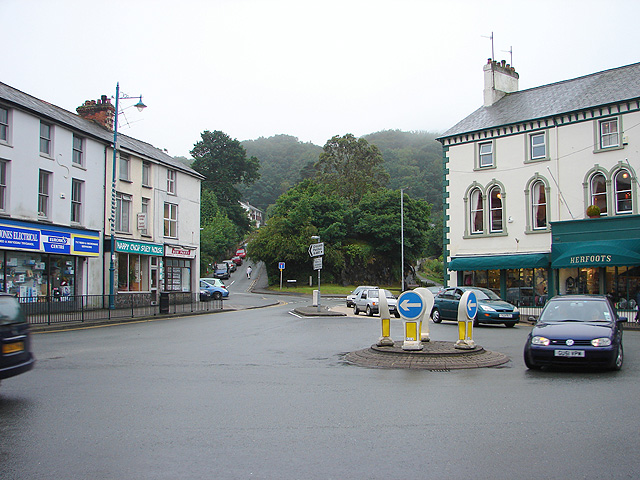 File:Porthmadog High Street roundabout - geograph.org.uk - 865747.jpg