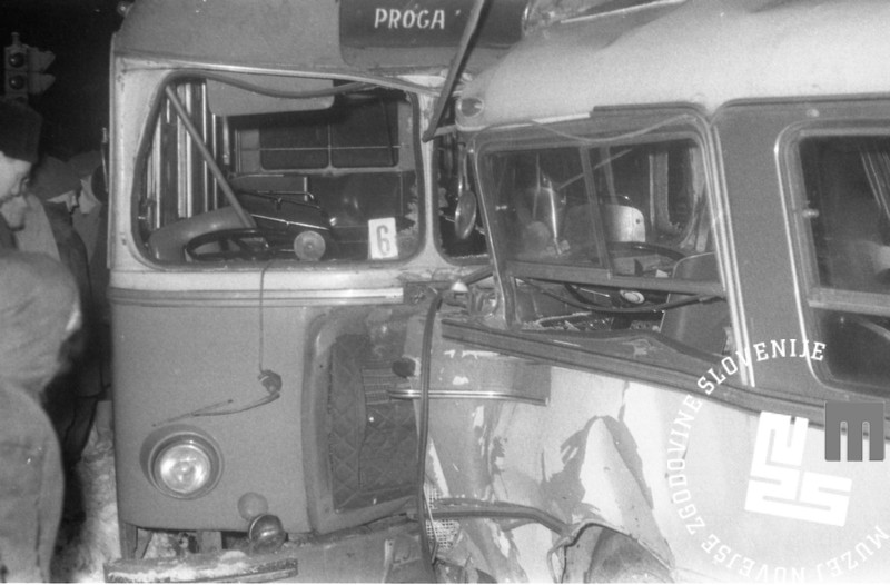 File:Prometna nesreča dveh avtobusov v križišču Celovške ceste in Gasilske ulice v Šiški 1968.jpg