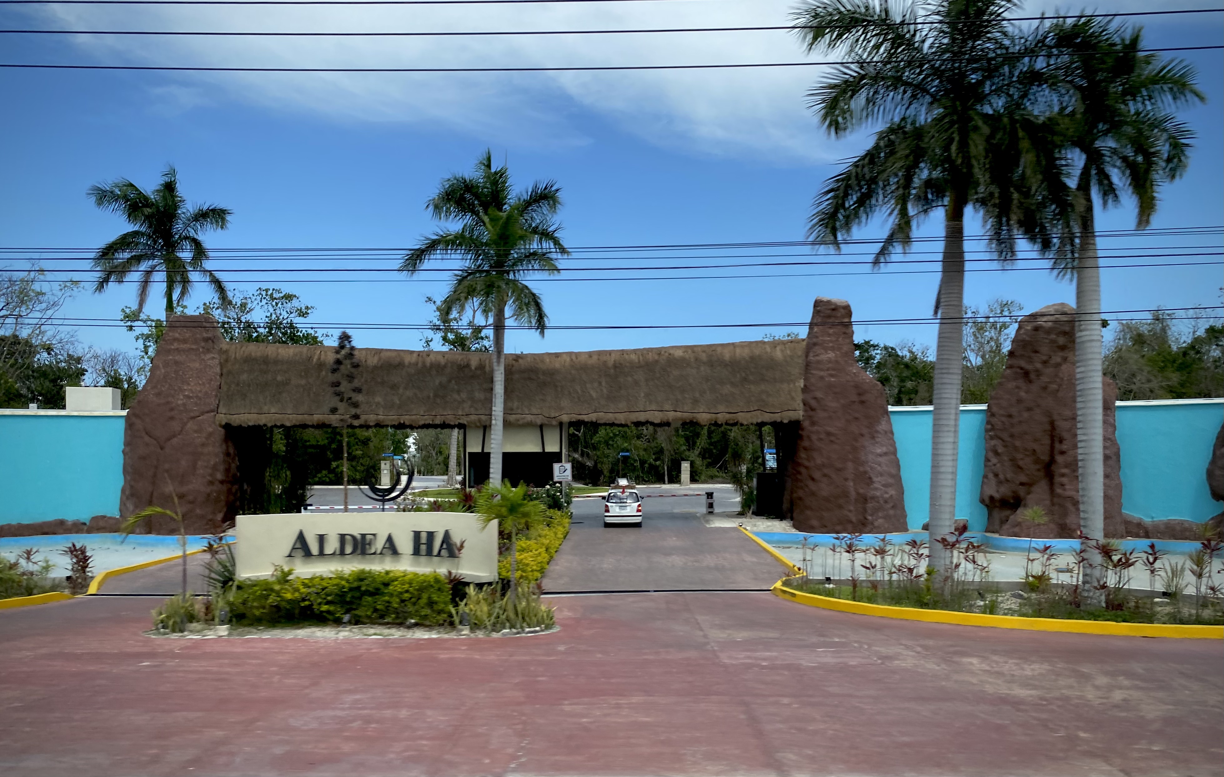 https://upload.wikimedia.org/wikipedia/commons/f/f0/Riviera_Maya%2C_Quintana_Roo%2C_Mexico_-_Aldea_Ha.jpg