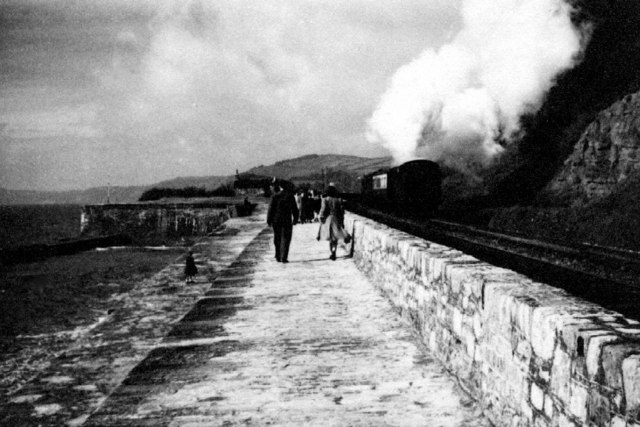 File:Sea wall and railway - geograph.org.uk - 924003.jpg