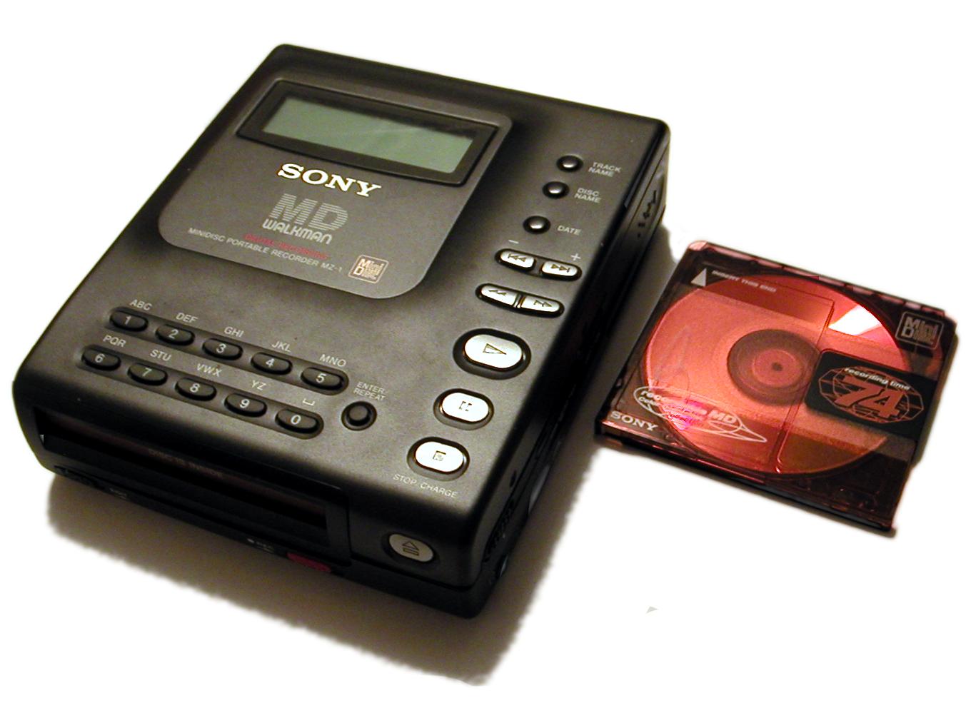 Sony MZ-1 and a disc 20040221.jpg
