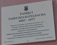 File:Tablica T. Katelbacha w Sejnach.png