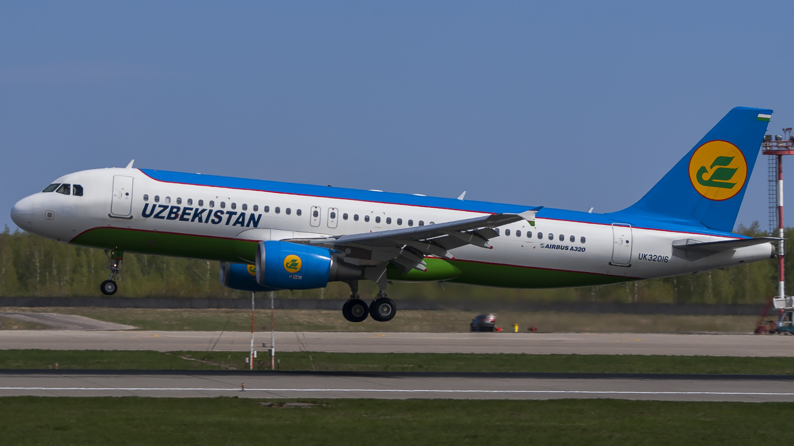 Самолет ташкент. Airbus a320 узбекские авиалинии. Airbus 320 Uzbekistan. А320 Uzbekistan Airways uk002. Аэробус 320 узбекские авиалинии.