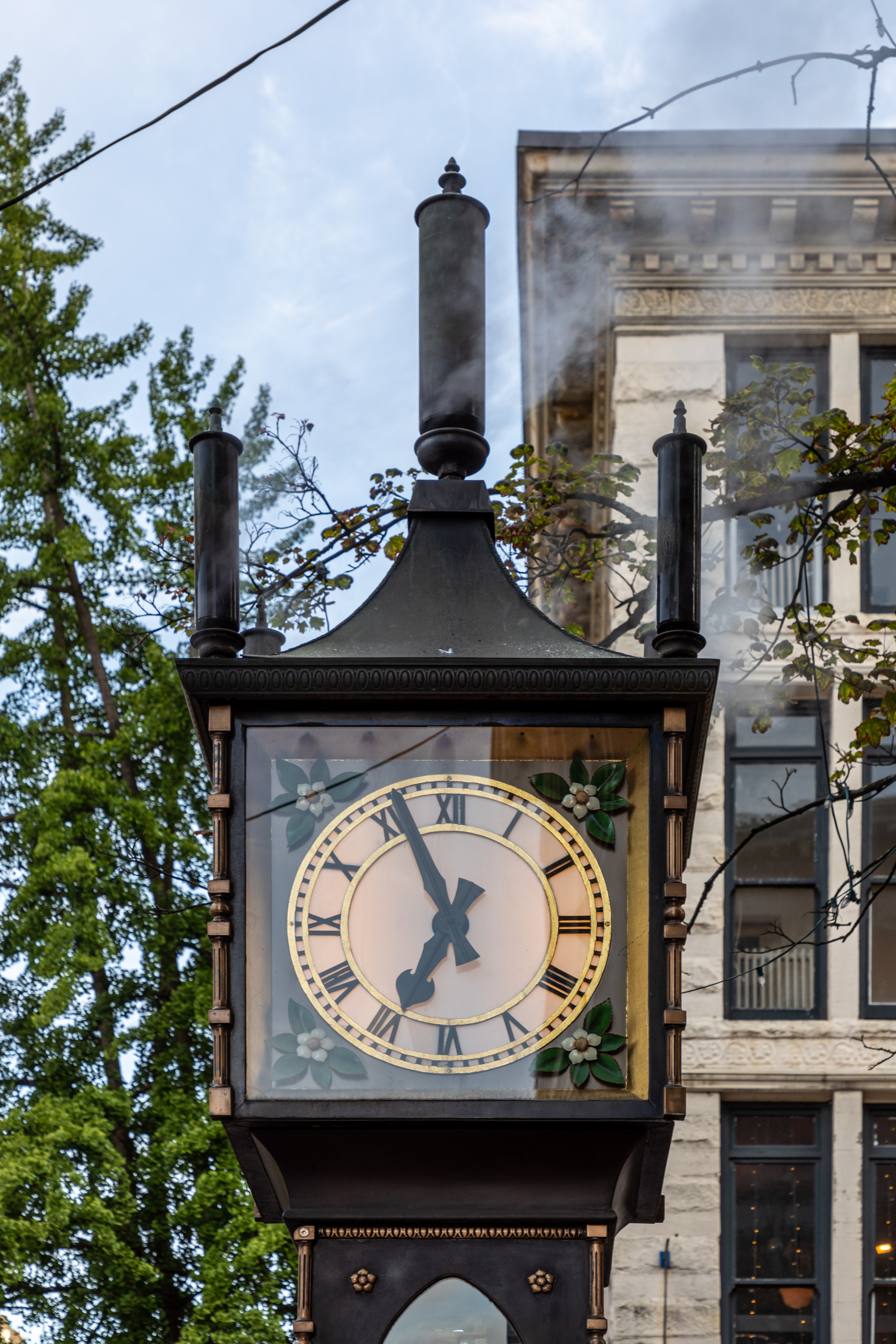 Часы канада время. Гэстаун Канада. Gastown Clock. Часы Дитмар. Часы с паровозом настенные.