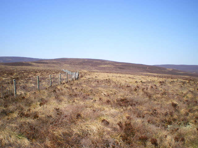 File:A fence corner and the hills above Bryn Ysbio - geograph.org.uk - 1267334.jpg