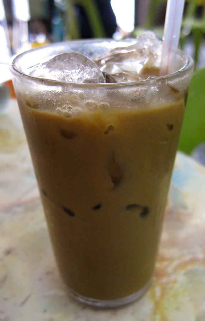 https://upload.wikimedia.org/wikipedia/commons/f/f1/A_glass_of_Ipoh_iced_white_coffee.jpg