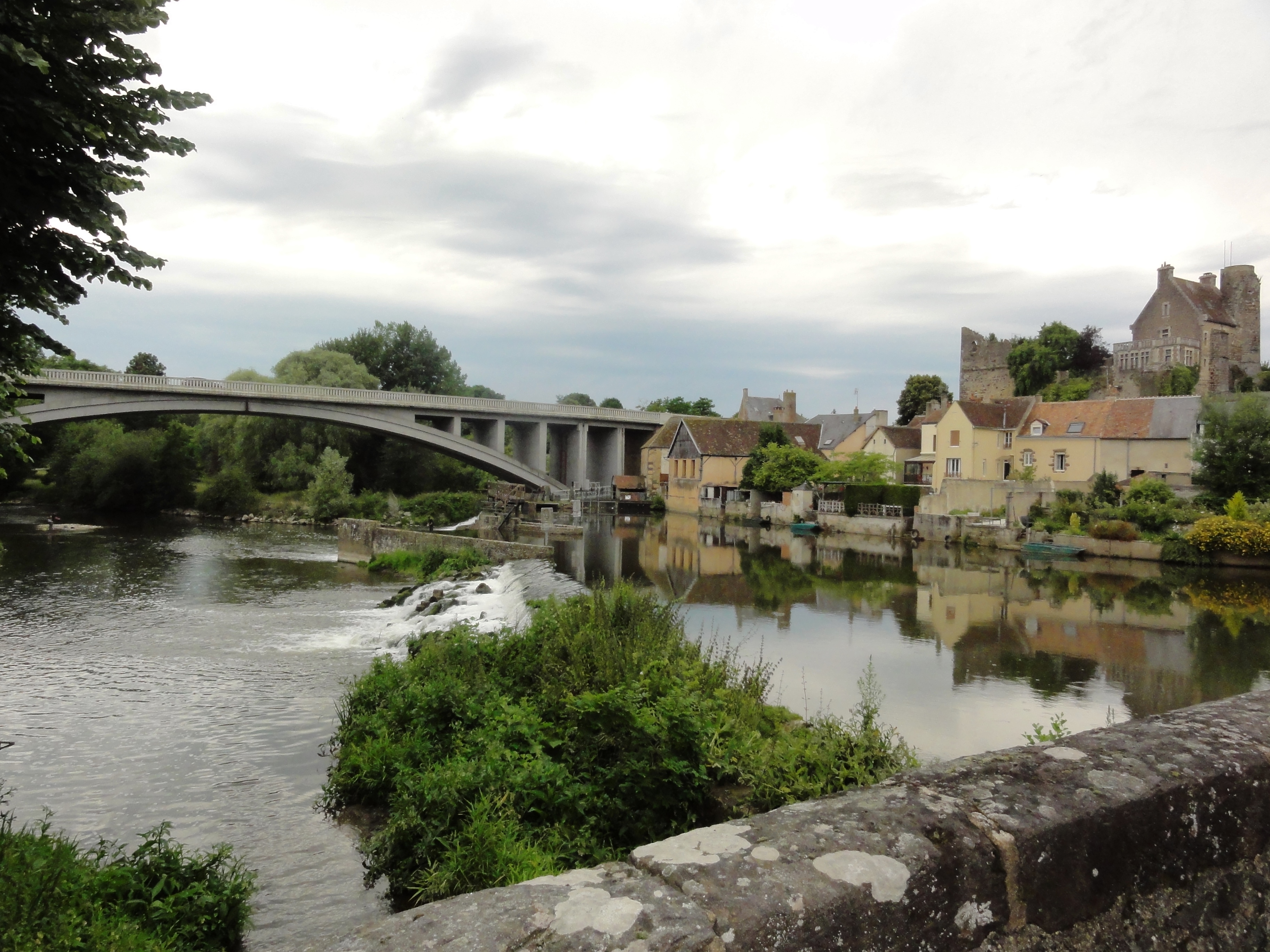 File Beaumont sur Sarthe Sarthe pont routier vue du pont romain