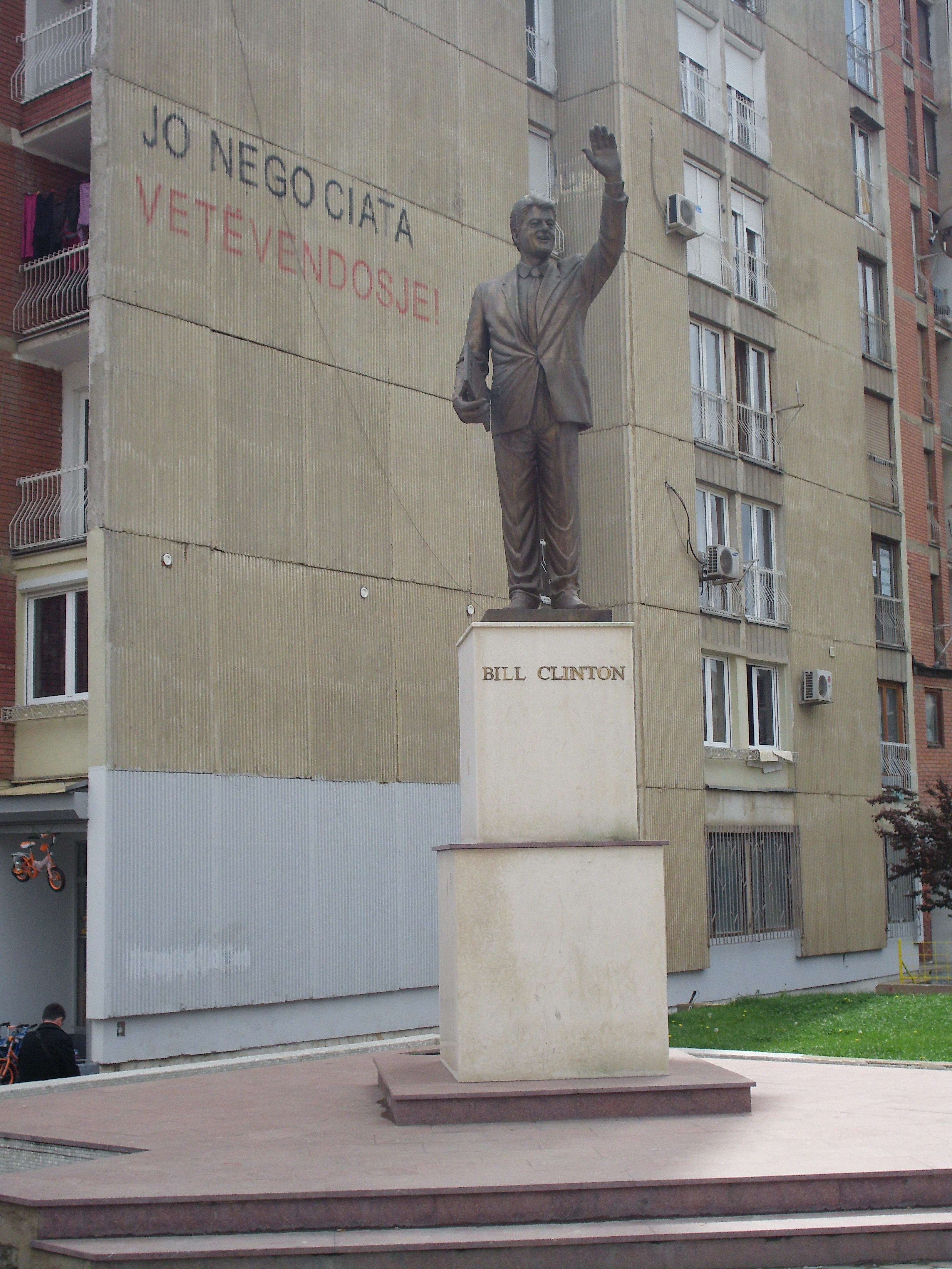 Risultato immagine per "statua di clinton pristina"