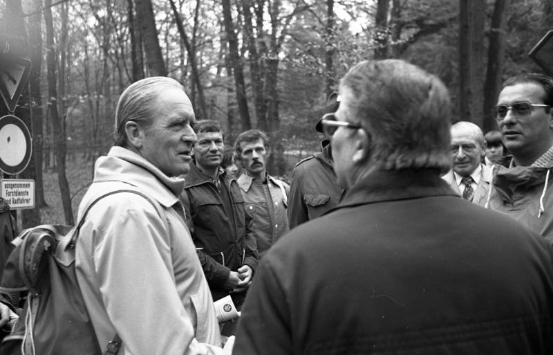 File:Bundesarchiv B 145 Bild-F057221-0004, Wanderung des Bundespräsidenten Carstens.jpg