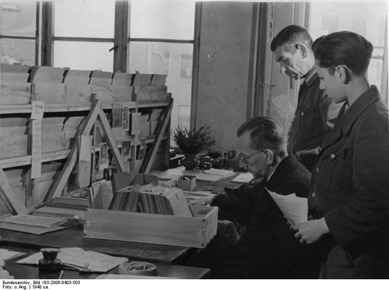 File:Bundesarchiv Bild 183-2006-0403-503, Einwohnermeldeamt Berlin, Brüderstraße.jpg
