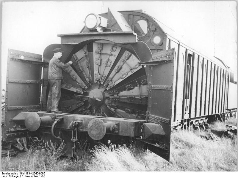 File:Bundesarchiv Bild 183-42640-0006, Chemnitz, Kontrolle einer Schneeschleuder.jpg