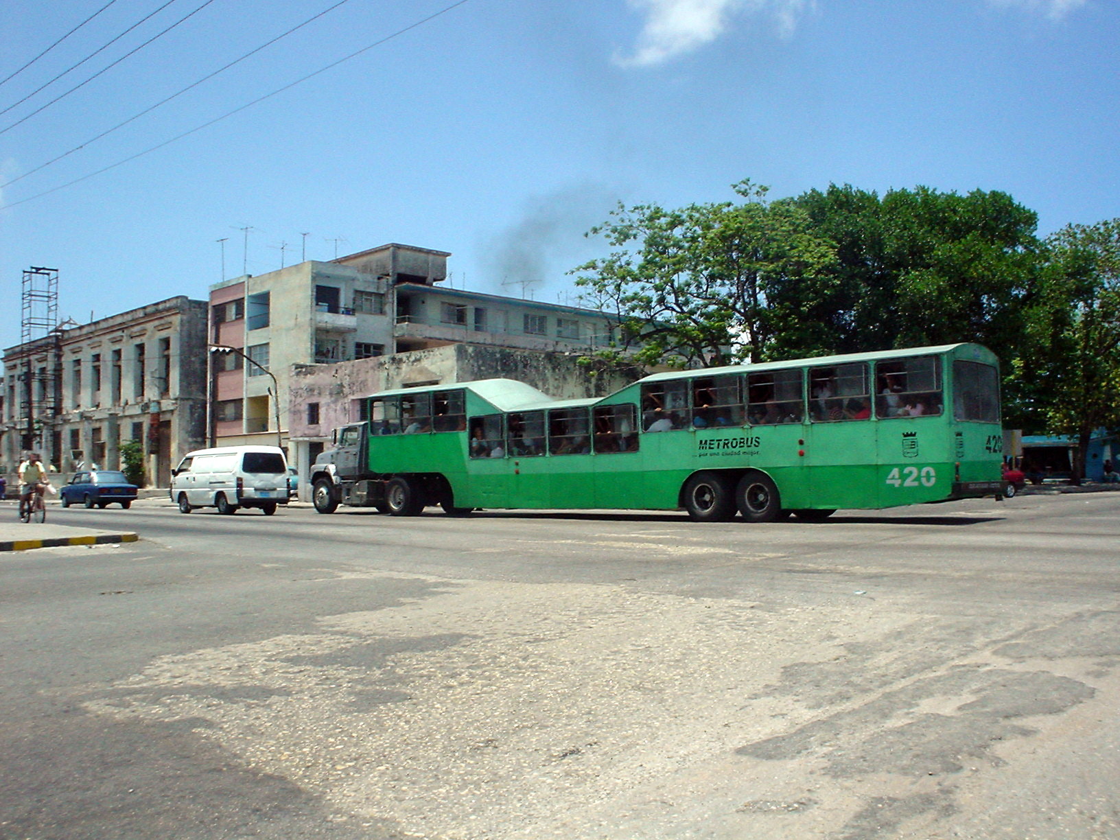 Camel_Bus_in_Havana.jpg