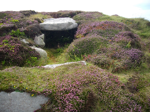 Datei:Chambered Cairn, North Hill, Samson - geograph.org.uk - 918026.jpg