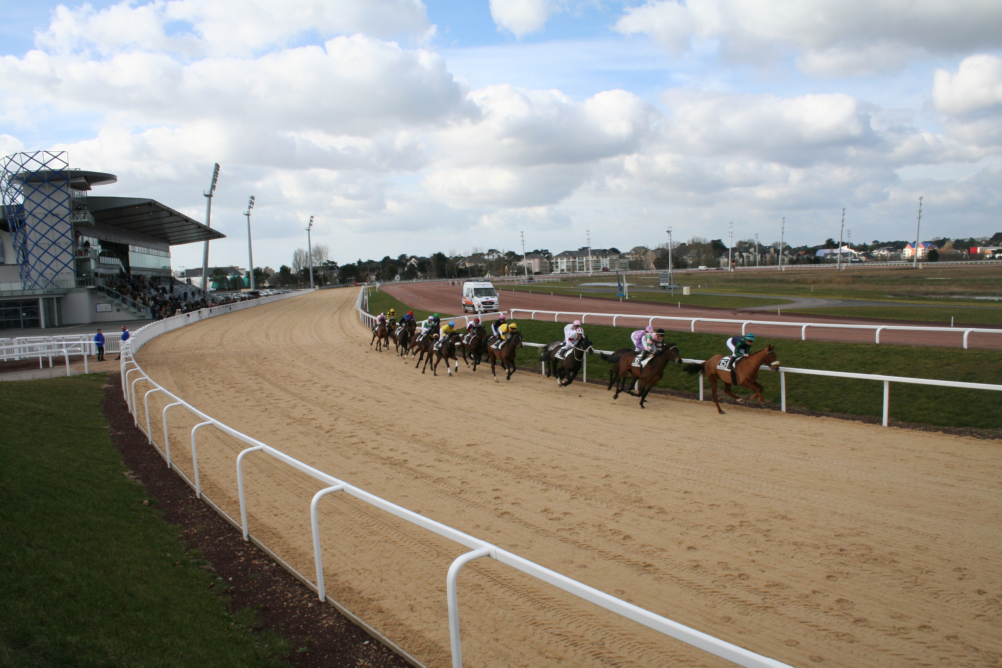 La nature de la piste de l'hippodrome modifie les performances des partants, c'est un élément à prendre en compte dans le prono.