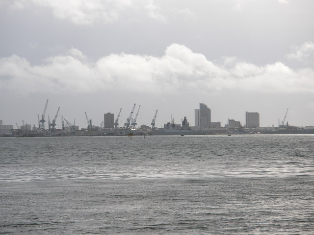 File:Cranes in Portsmouth Dockyard - geograph.org.uk - 1703354.jpg