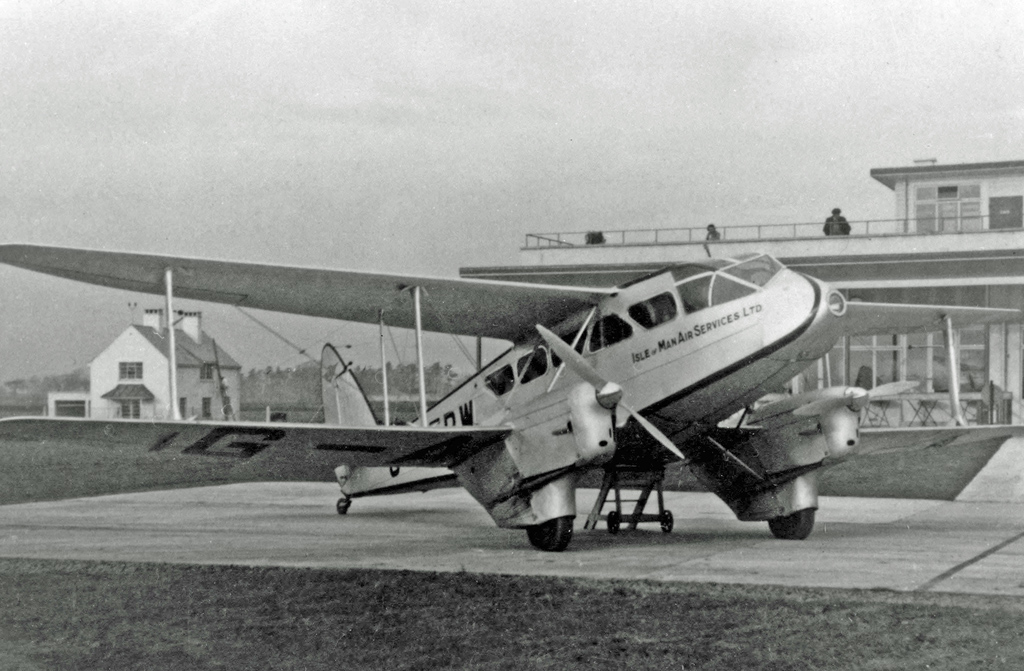 DH.89_Dragon_Rapide_G-AEBW_IoMAS_RWY_26.