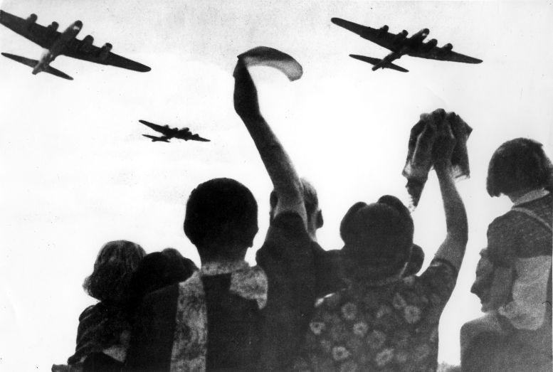 File:Geallieerde vliegtuigen boven Nederland - Allied planes over Holland (4481068617).jpg