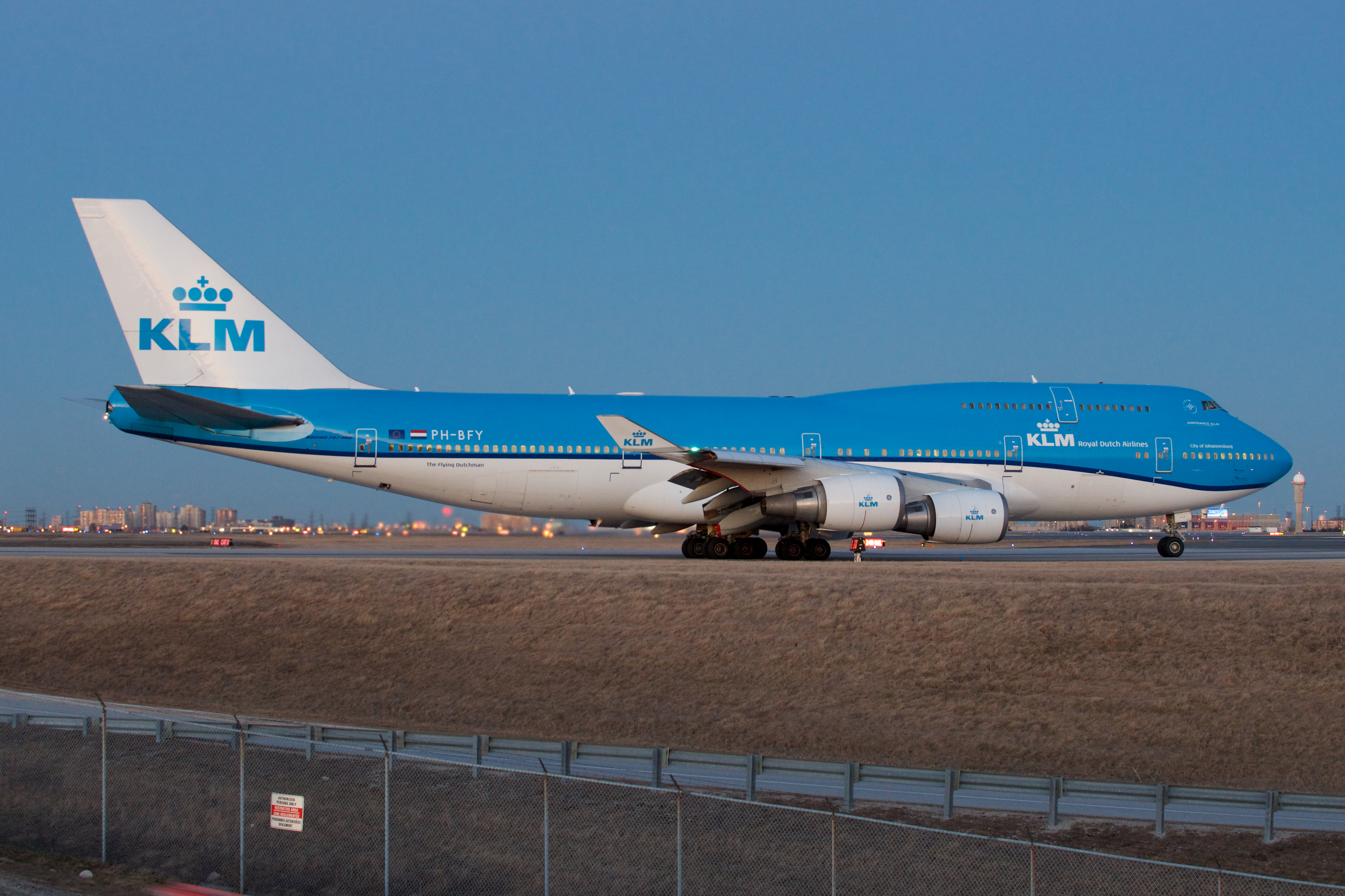 File:KLM Boeing 747-400 PH-BFY (26993022358).jpg - Wikimedia