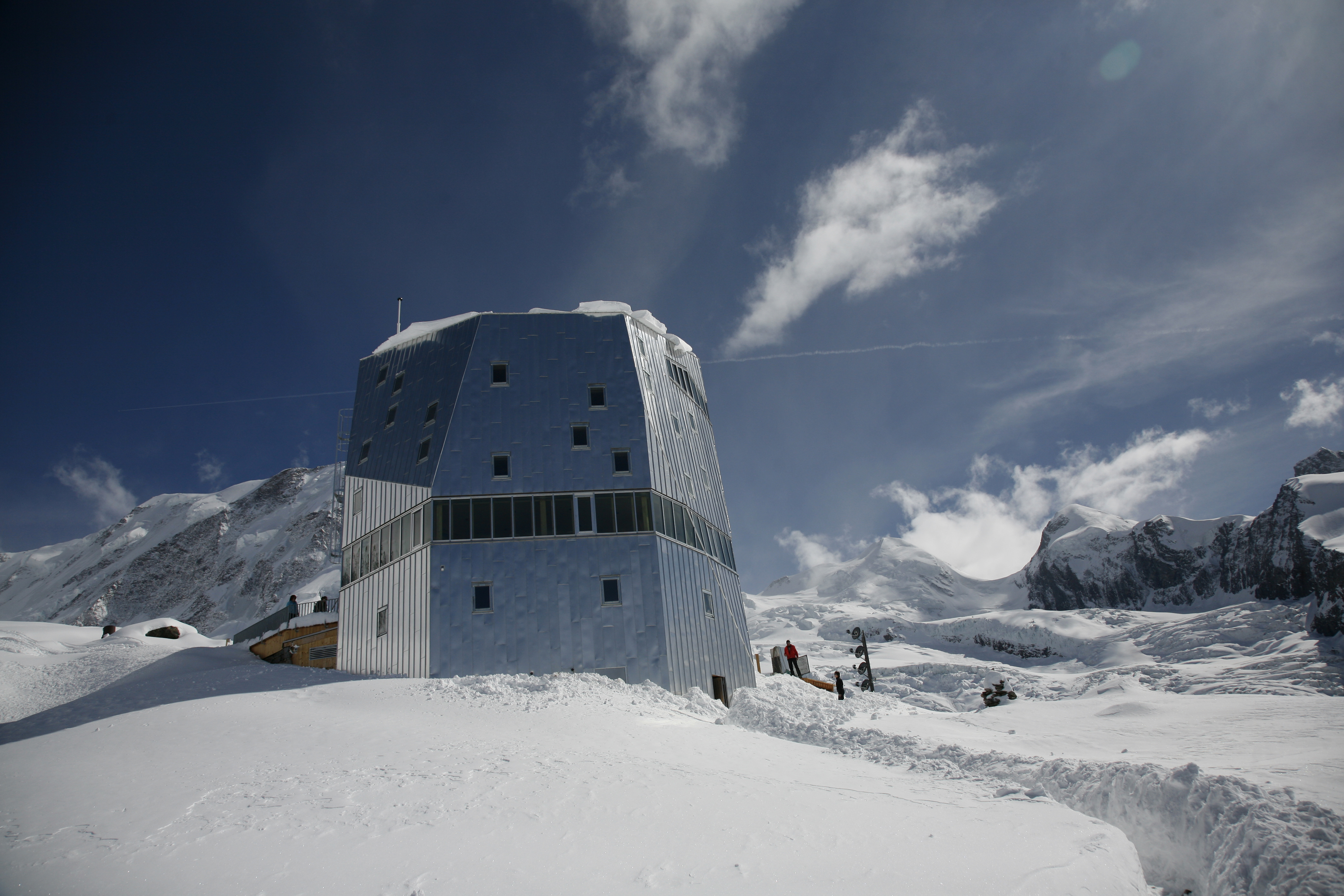 Wer hat die Monte Rosa Hütte gebaut?