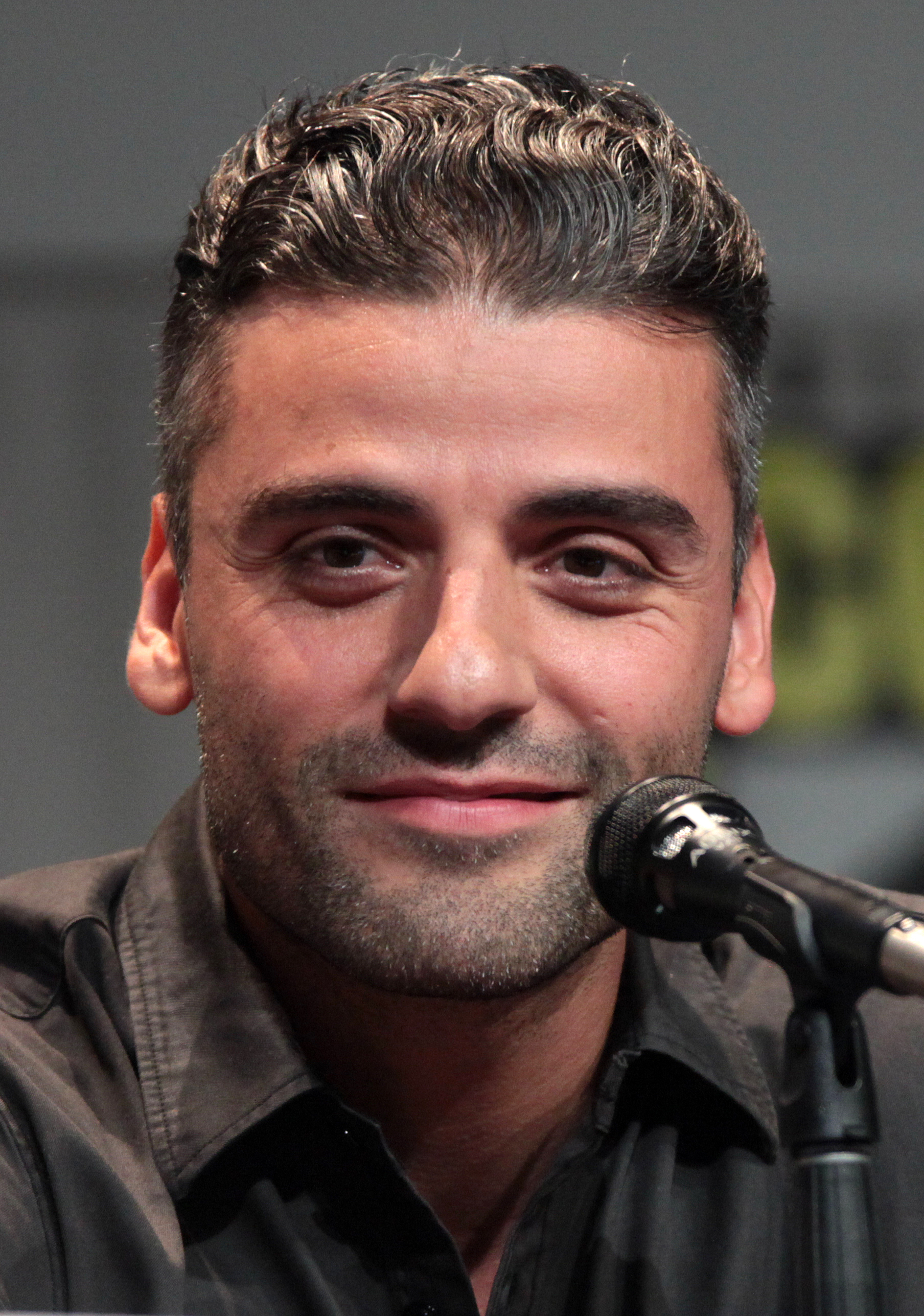 The 44-year old son of father Óscar Gonzalo Hernández-Cano and mother  Maria Oscar Isaac in 2023 photo. Oscar Isaac earned a  million dollar salary - leaving the net worth at 2 million in 2023