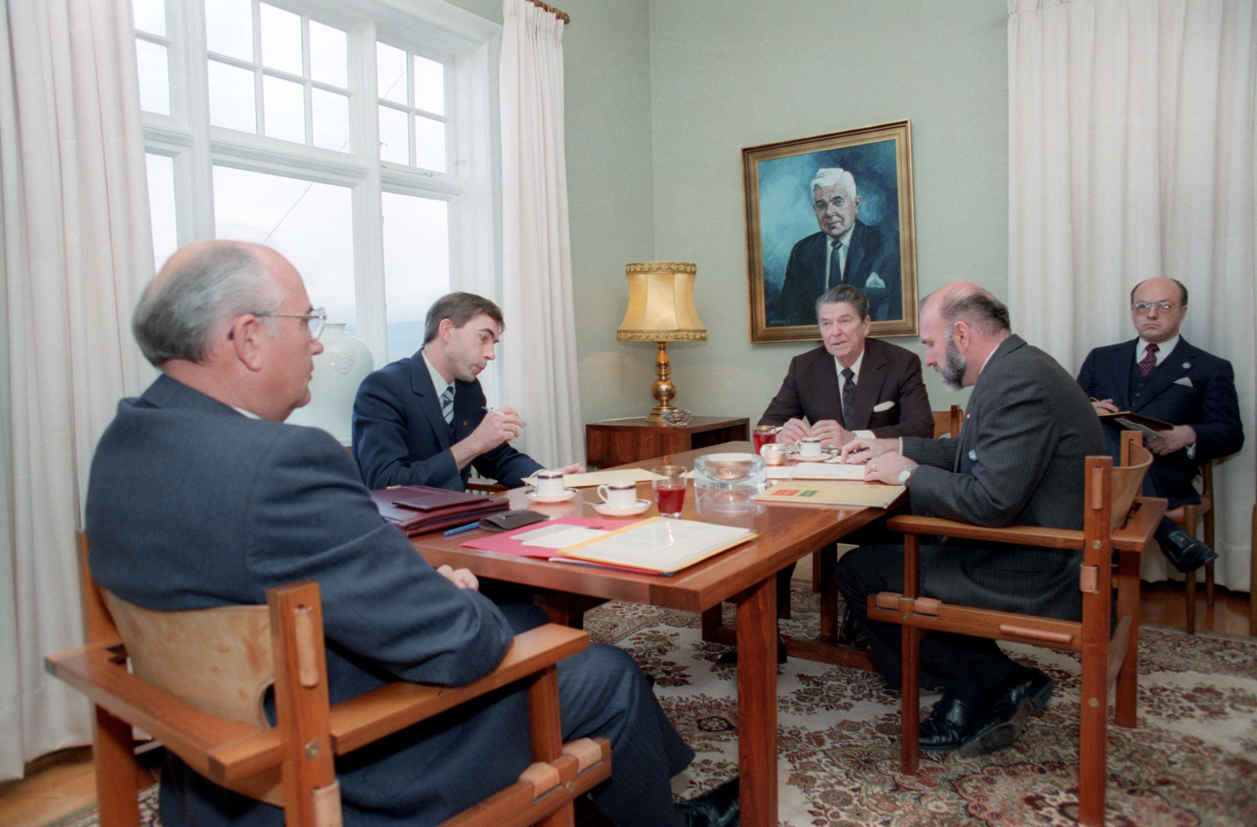 Старые переговоры. Горбачёв Рейган Рейкьявик 1986. Переговоры Горбачева и Рейгана в Рейкьявике. Встреча Горбачева и Рейгана в Рейкьявике. Горбачёв и Рейган в Рейкьявике.