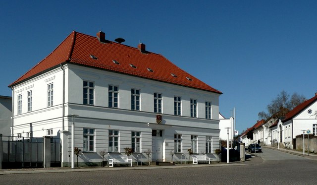 File:Putbus - Blick zum Rathaus - geograph.org.uk - 8781.jpg