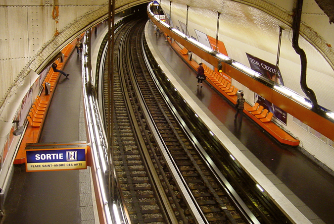 File:Saint-Michel-quais-depuis-puits-dacces.jpg