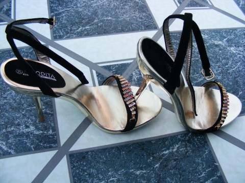 File:Sexy-High-Heels Gold Afrodita 15066-480x360 (4900303232).jpg