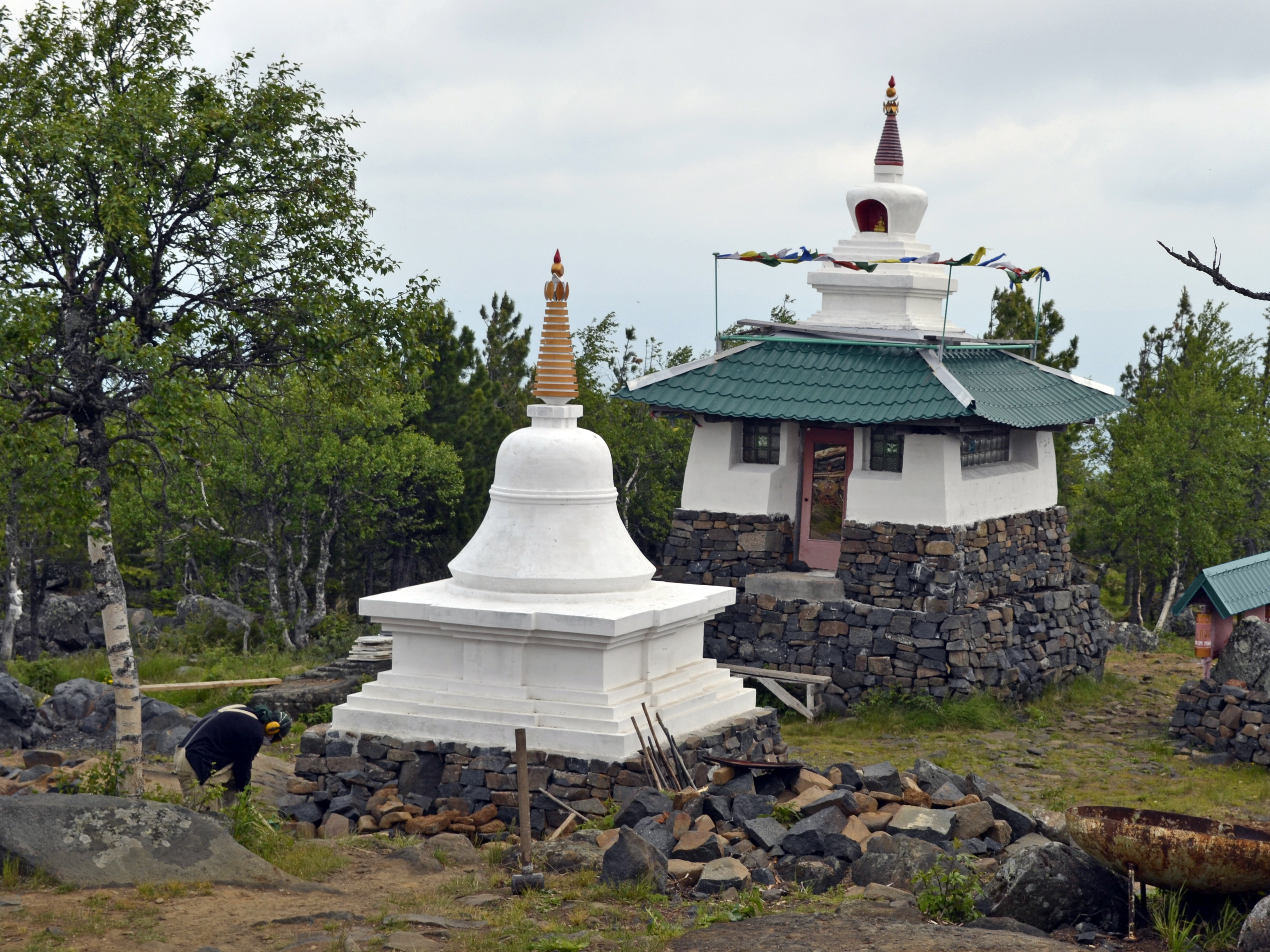 Файл:Stupas of Shedrub Ling Kachkanar.jpg — Википедия