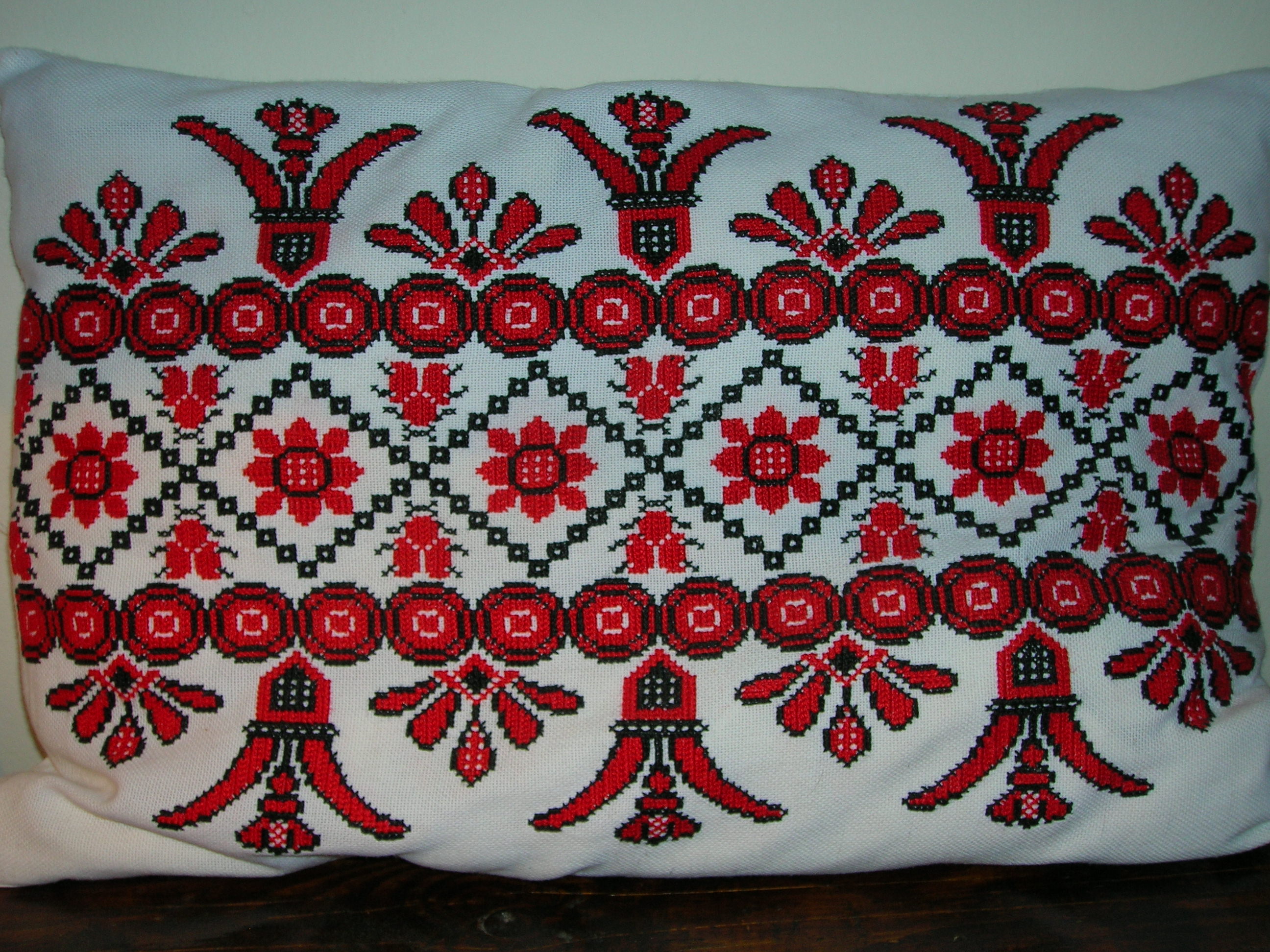 https://upload.wikimedia.org/wikipedia/commons/f/f1/Sz%C3%A9kely_traditional_ornamental_Pillow.JPG