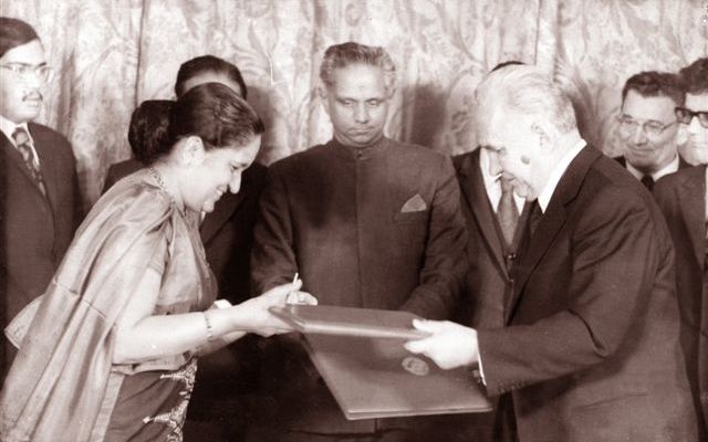 File:Tissa with Mrs. Sirimavo Bandaranaike in Russia with Alexei Kosygin Premier of the Soviet Union fro.jpg