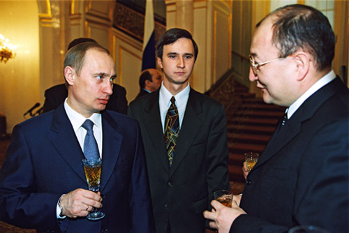 File:Vladimir Putin with Altynbek Sarsenbaiuly.jpg