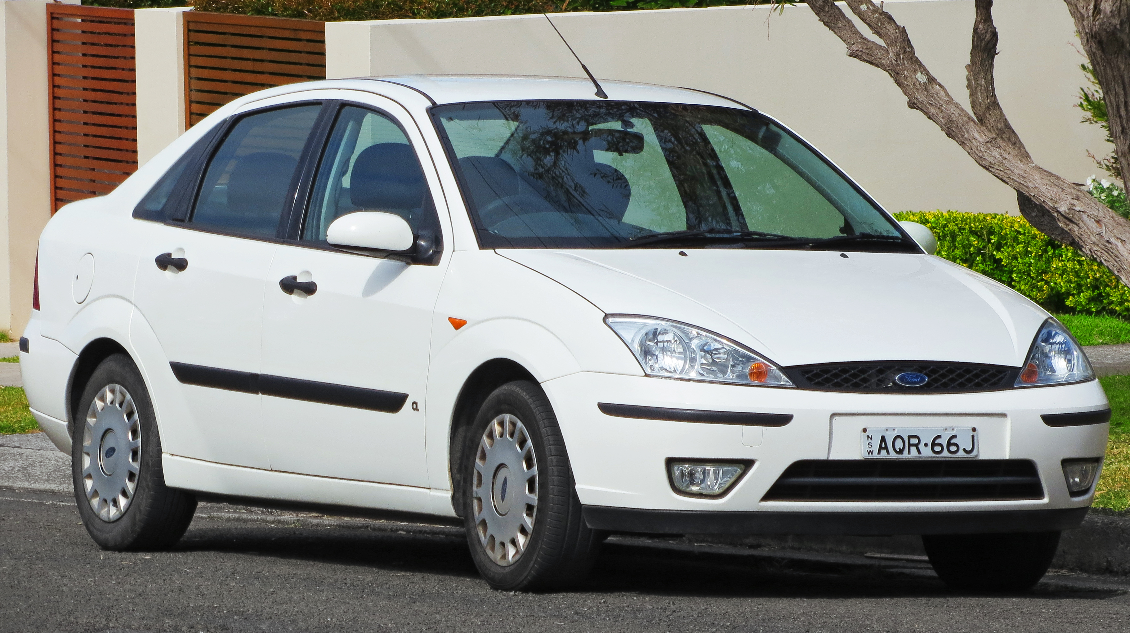 2004 ford focus sedan reviews