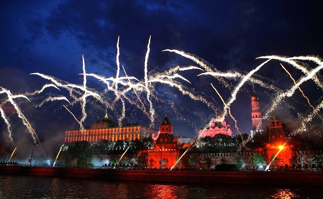 2010_Moscow_Victory_Day_fireworks-1.jpeg