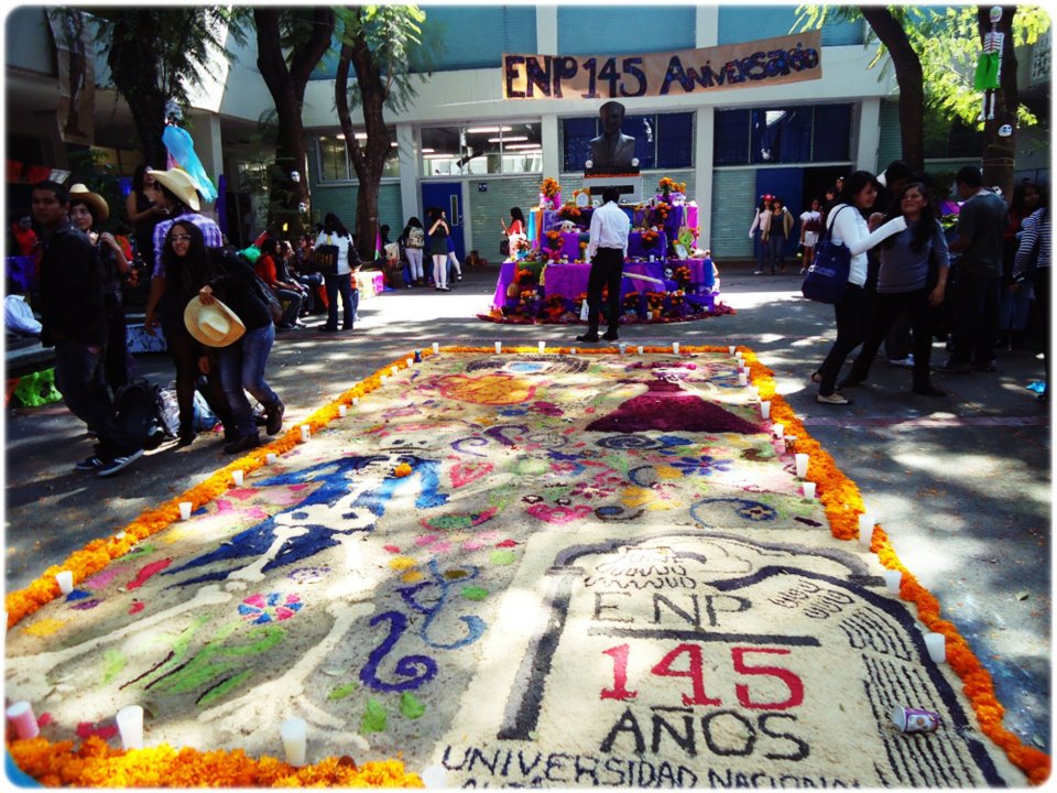 Decoración con motivo del Día de Muertos y el 145 aniversario de la ENP, en octubre.