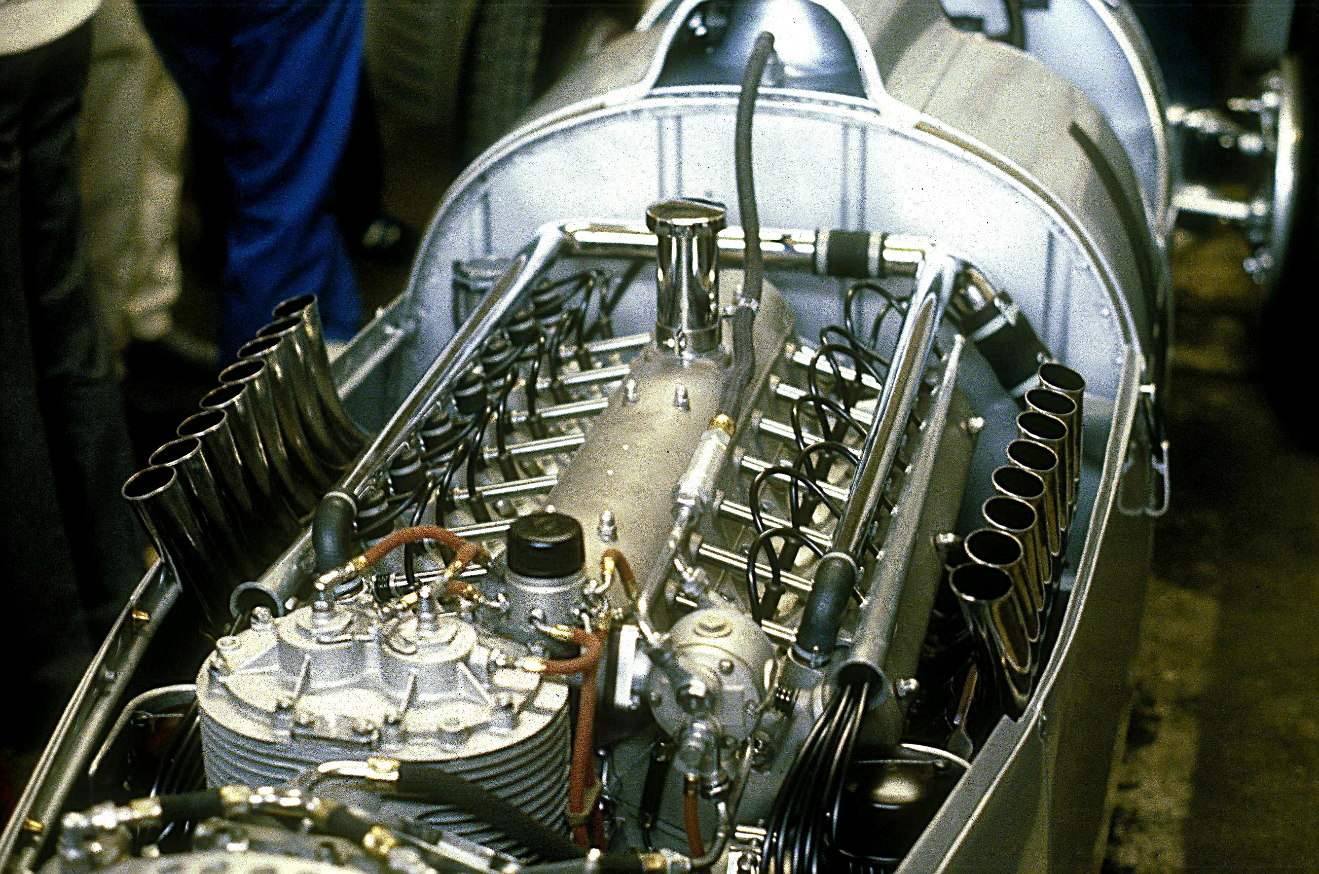 Sechzehnzylindermotor – Wikipedia