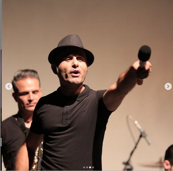 File:Bahram Karimi - live performance.jpg