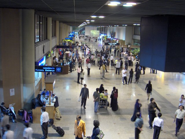 Plik:Bangkok International Airport, terminal 1 arrivals-KayEss-2.jpeg