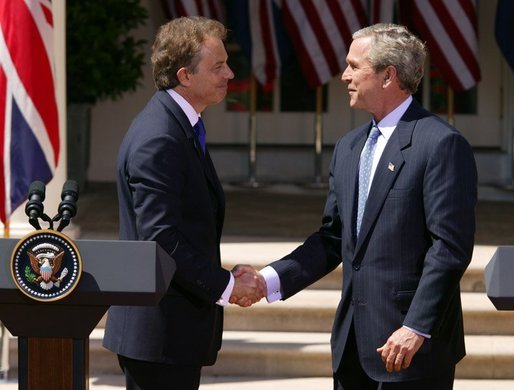 صورة:Blair Bush Whitehouse (2004-04-16).jpg