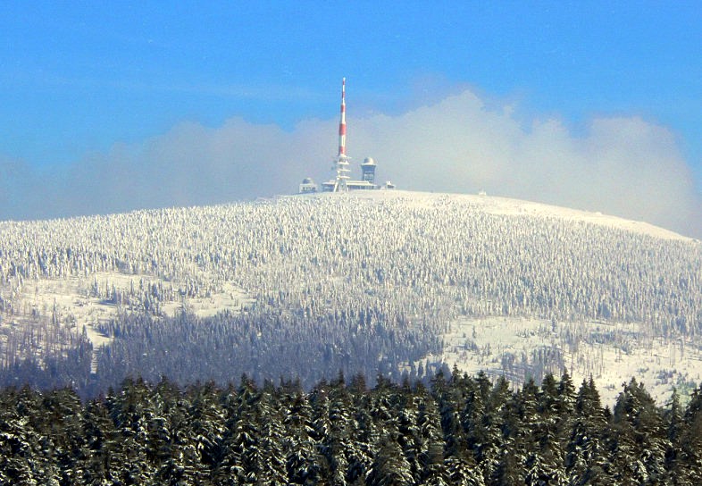 File:Brocken vom Torfhaus.jpg