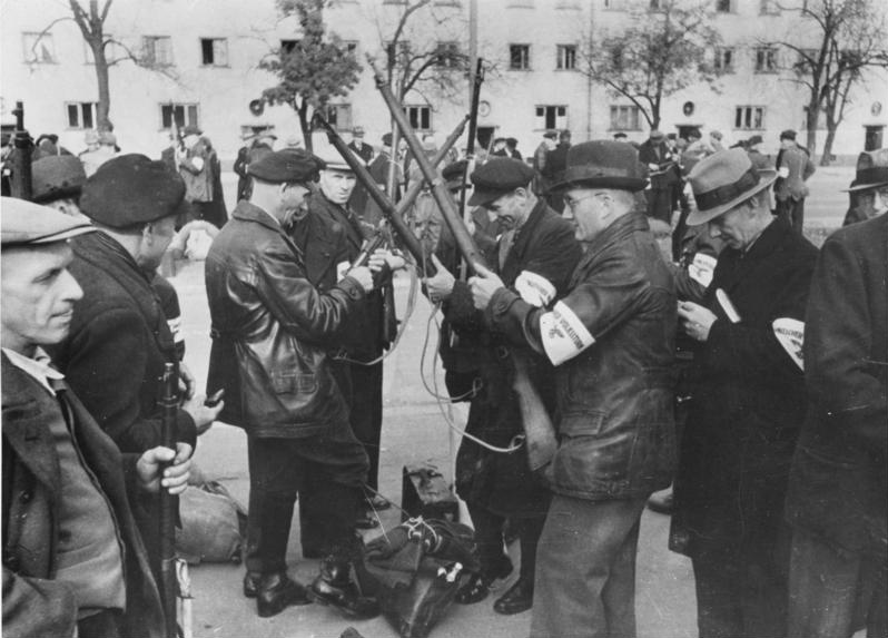 Steyr Mannlicher M95 (Un peu d'histoire...) Bundesarchiv_Bild_146-1974-120-23A%2C_Bewaffnung_von_Volkssturmm%C3%A4nnern