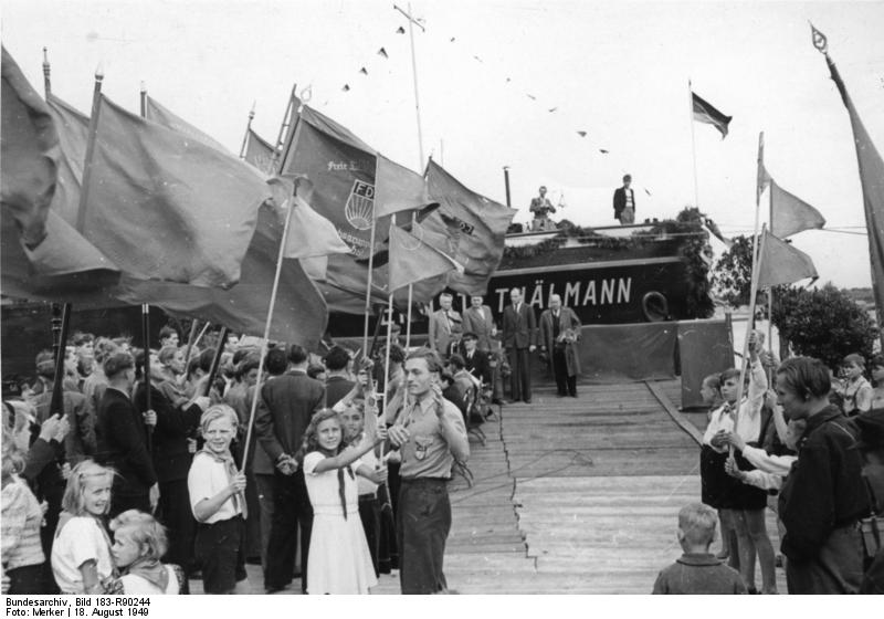 File:Bundesarchiv Bild 183-R90244, Tangermünde, Schiffswerft, Stapellauf.jpg