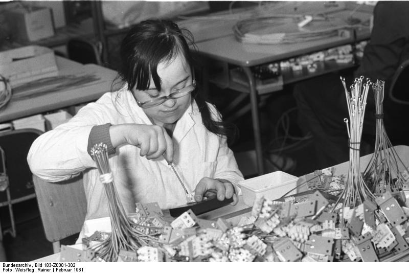 File:Bundesarchiv Bild 183-Z0301-302, berlin, Behindertenarbeit in den Geschützten Werkstätten.jpg