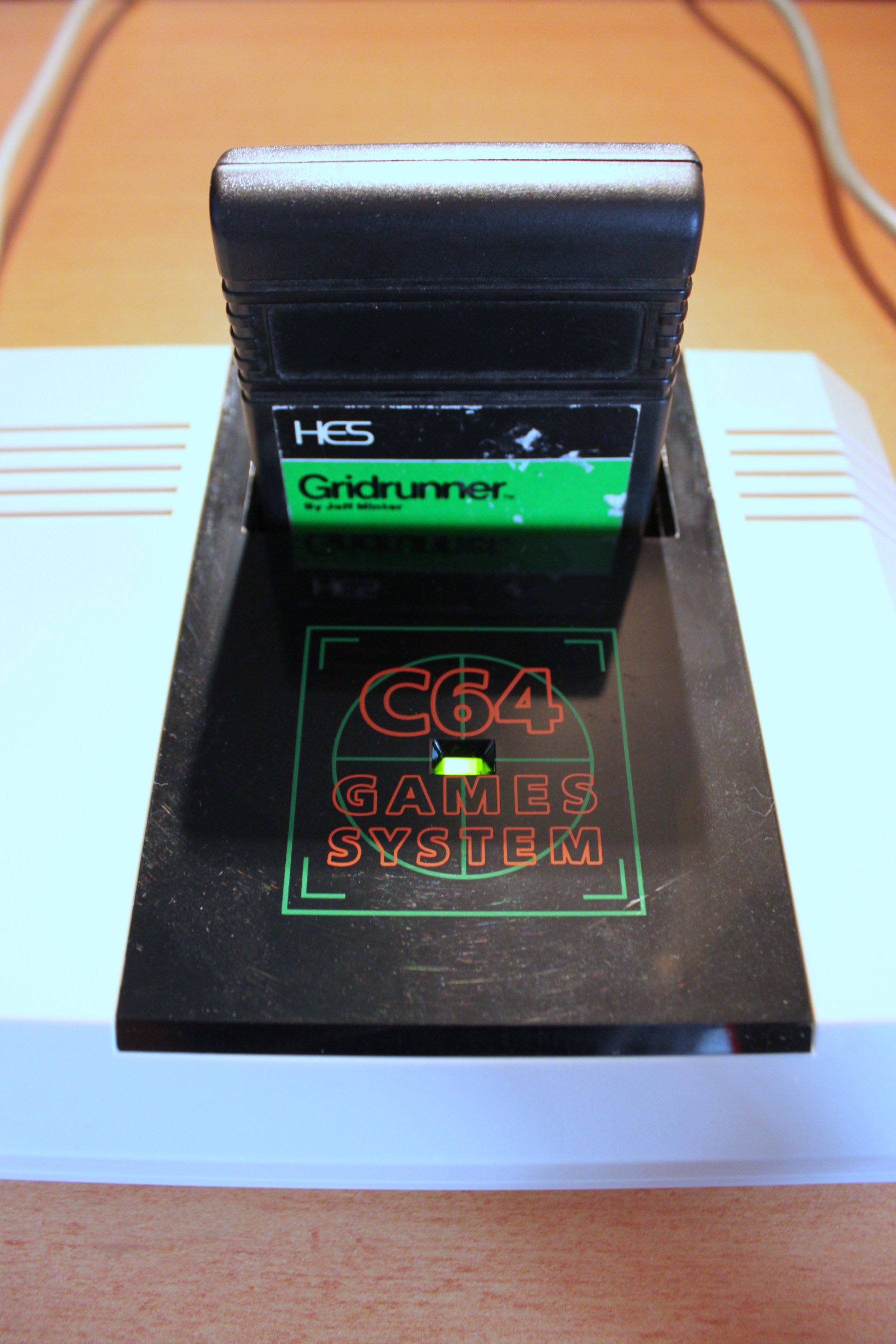 C64 GS avec cartouche Gridrunner (5746275808).jpg