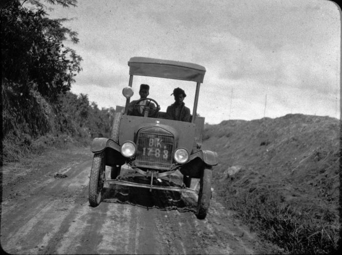 File:COLLECTIE TROPENMUSEUM Automobiel op een rubberonderneming op Oost-Sumatra. TMnr 60005349.jpg