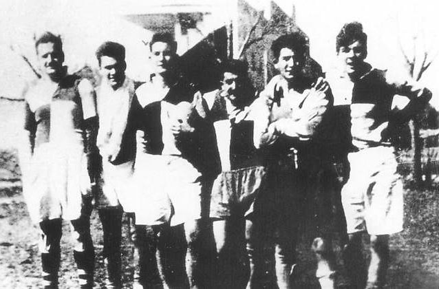 Ernesto Guevara (el primero a la derecha) con integrantes de su equipo de rugby, ca. 1948.