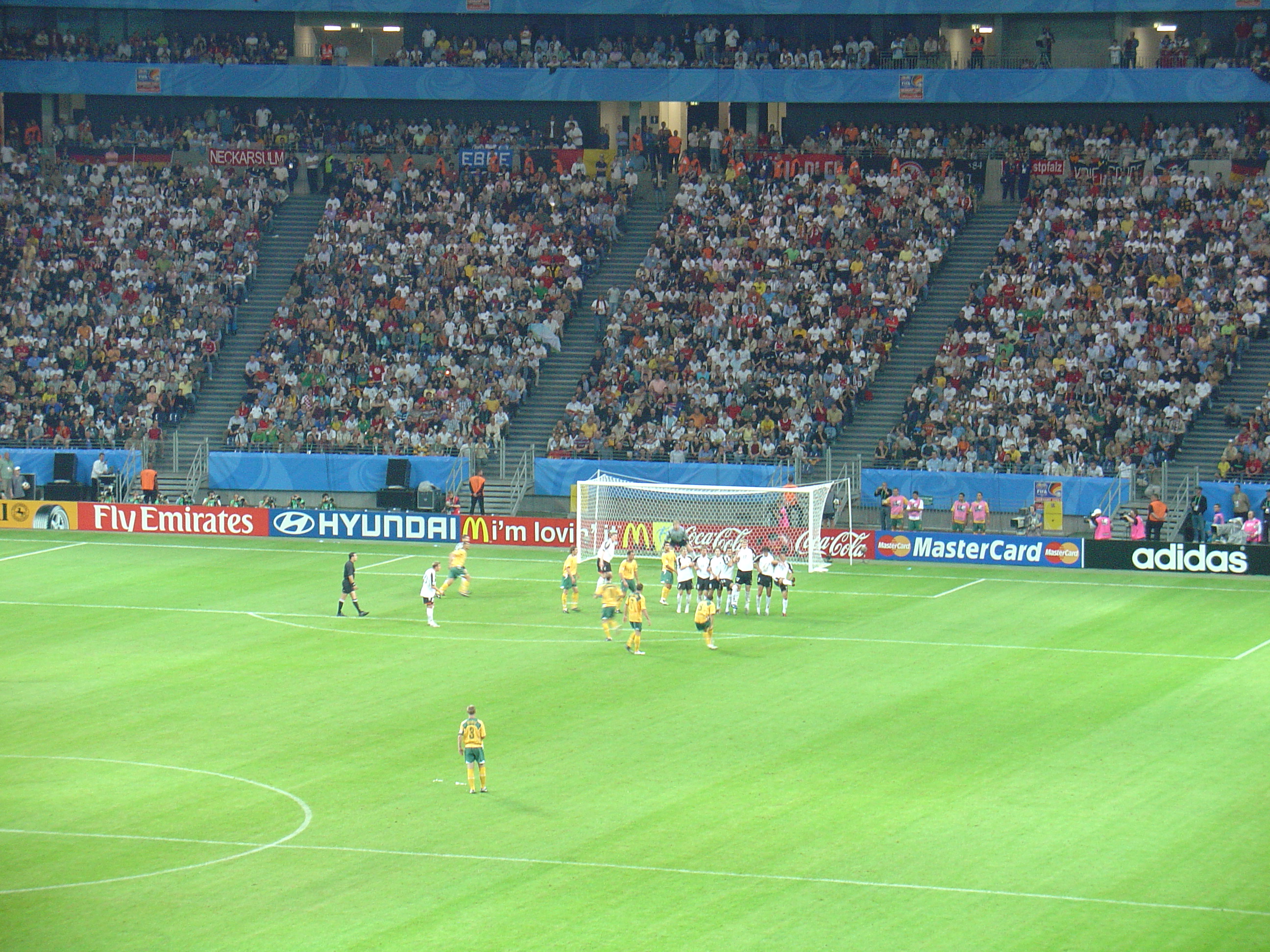 ファイル:Confed-Cup 2005 Eröffnungsspiel (Freistoß Australien).JPG - Wikipedia